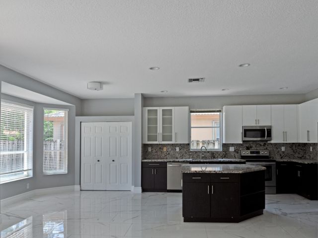 Дом в аренду по адресу 12522 NW 18th Manor - фото 6830821