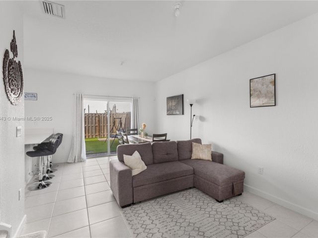 Дом в аренду по адресу 12150 NW 23rd Ct 0 - фото 7439721