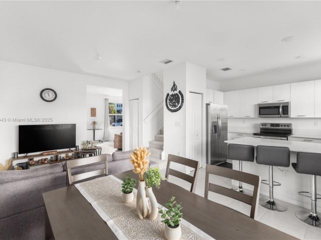 Дом в аренду по адресу 12150 NW 23rd Ct 0 - фото 7439724