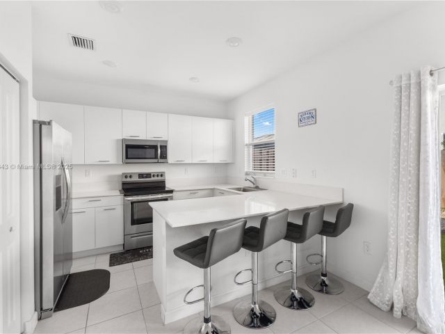 Дом в аренду по адресу 12150 NW 23rd Ct 0 - фото 7439725