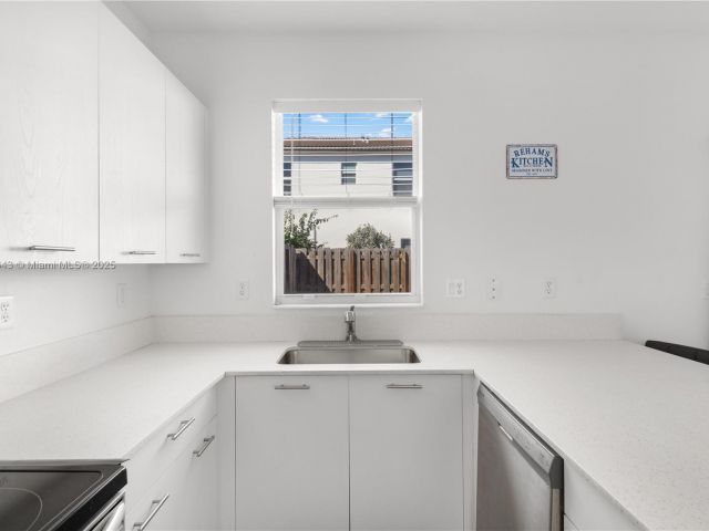 Дом в аренду по адресу 12150 NW 23rd Ct 0 - фото 7439726