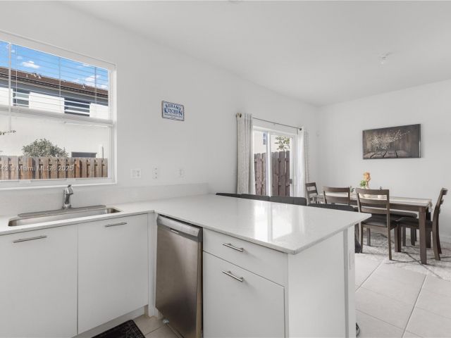 Дом в аренду по адресу 12150 NW 23rd Ct 0 - фото 7439729