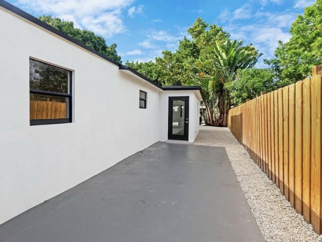 Продажа дома по адресу 537 NE 14th Court - фото 6827148