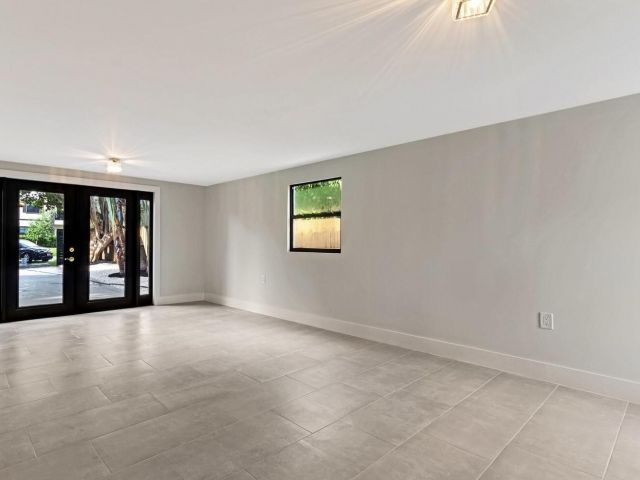 Продажа дома по адресу 537 NE 14th Court - фото 6827150