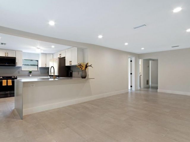 Продажа дома по адресу 537 NE 14th Court - фото 6827151