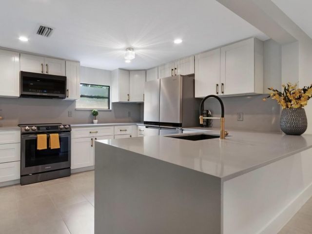 Продажа дома по адресу 537 NE 14th Court - фото 6827152