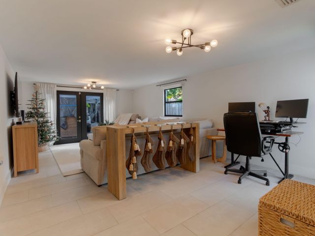 Продажа дома по адресу 537 NE 14th Court - фото 6871287