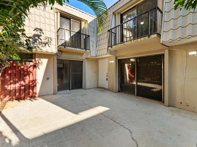 Дом в аренду по адресу 1700 Embassy Drive 708 - фото 6829766