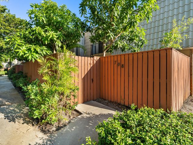 Дом в аренду по адресу 1700 Embassy Drive 708 - фото 6829767