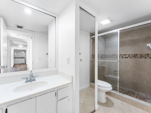 Дом в аренду по адресу 1700 Embassy Drive 708 - фото 6829769