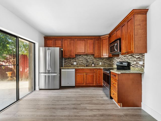 Дом в аренду по адресу 1700 Embassy Drive 708 - фото 6829771