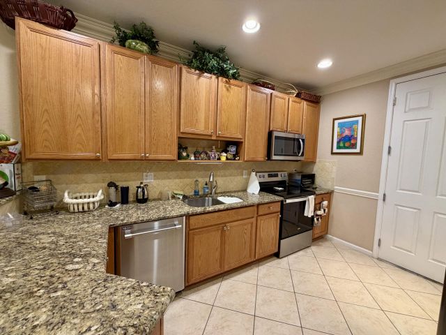 Дом в аренду по адресу 16129 Poppyseed Circle 1605 - фото 6828931