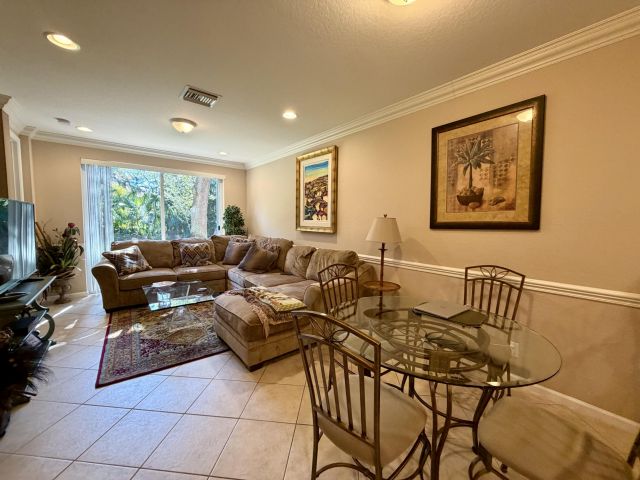 Дом в аренду по адресу 16129 Poppyseed Circle 1605 - фото 6828934