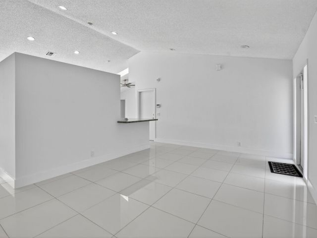 Дом в аренду по адресу 488 NW 13th Street - фото 6854474