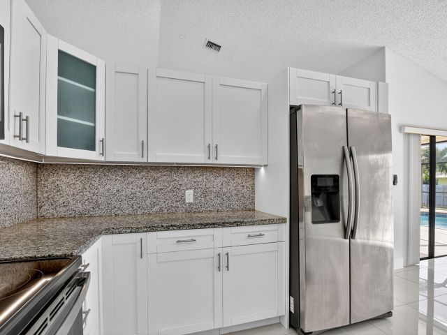 Дом в аренду по адресу 488 NW 13th Street - фото 6854475