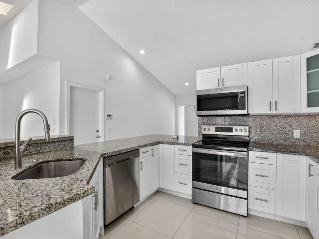 Дом в аренду по адресу 488 NW 13th Street - фото 6854477