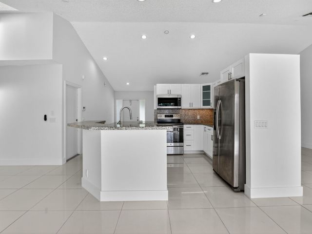 Дом в аренду по адресу 488 NW 13th Street - фото 6854478