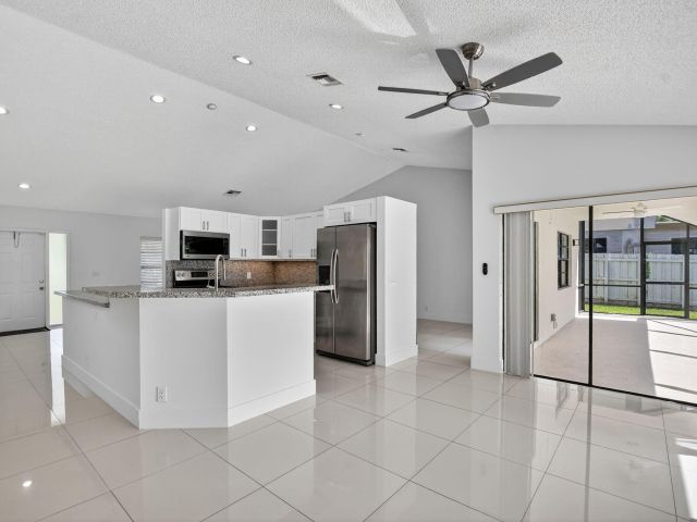 Дом в аренду по адресу 488 NW 13th Street - фото 6854479