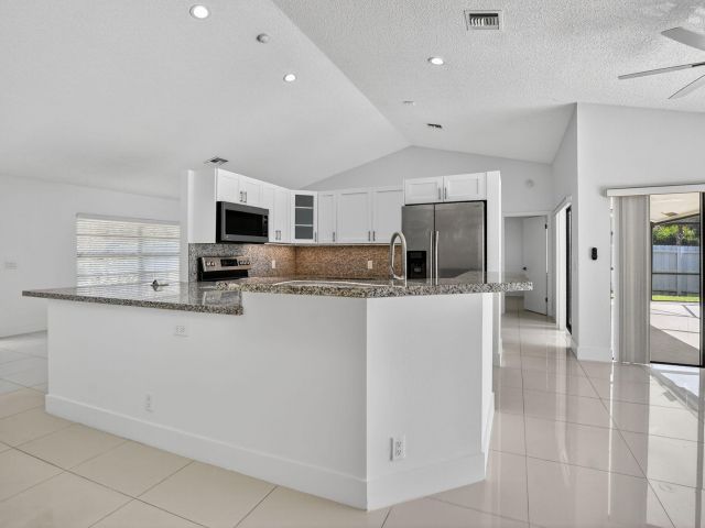 Дом в аренду по адресу 488 NW 13th Street - фото 6854480