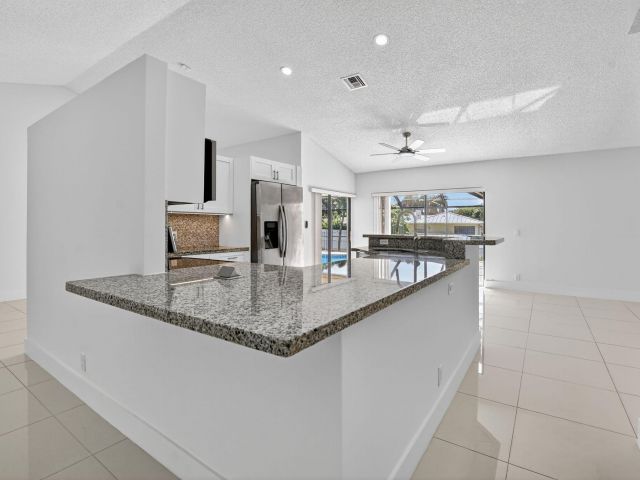 Дом в аренду по адресу 488 NW 13th Street - фото 6854485