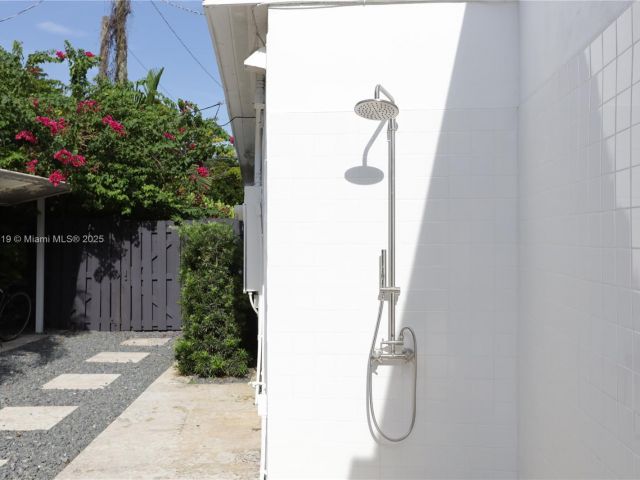 Дом в аренду по адресу 12020 NE 5th Ave - фото 6824716