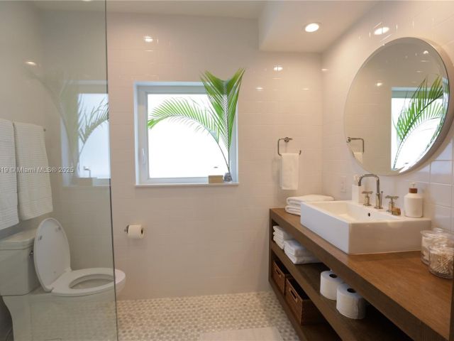 Дом в аренду по адресу 12020 NE 5th Ave - фото 6824720