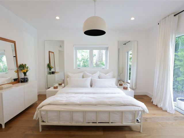 Дом в аренду по адресу 12020 NE 5th Ave - фото 6824725