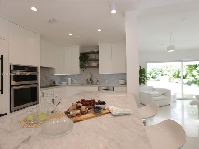 Дом в аренду по адресу 12020 NE 5th Ave - фото 6824726