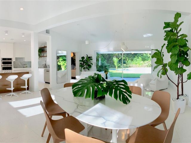 Дом в аренду по адресу 12020 NE 5th Ave - фото 6824727