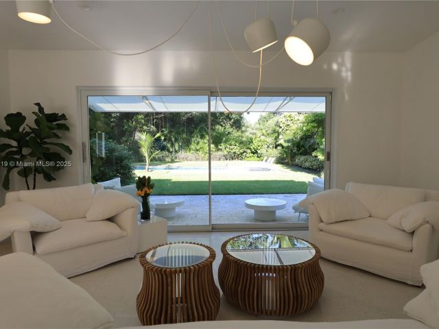 Дом в аренду по адресу 12020 NE 5th Ave - фото 6824728