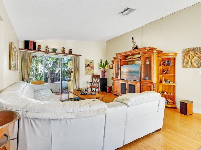 Продажа дома по адресу 1440 SW 20th Street - фото 6830215