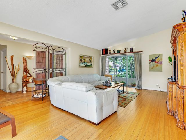 Продажа дома по адресу 1440 SW 20th Street - фото 6830216