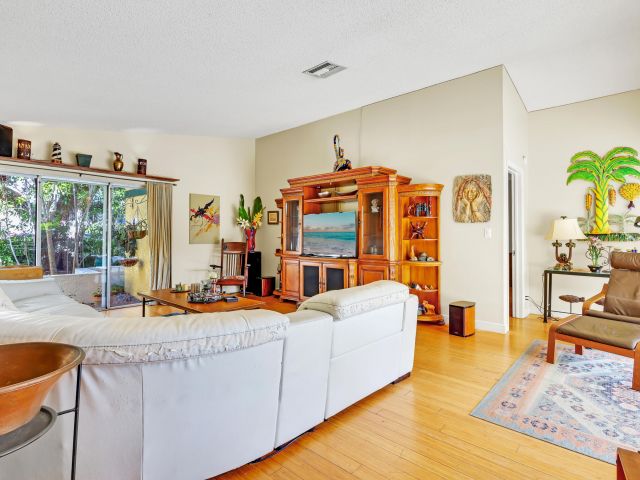 Продажа дома по адресу 1440 SW 20th Street - фото 6830217