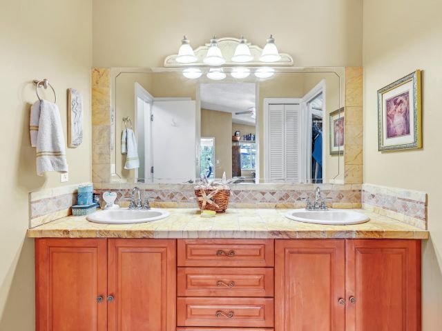 Продажа дома по адресу 1440 SW 20th Street - фото 6830219