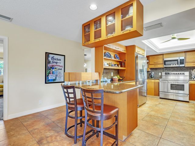 Продажа дома по адресу 1440 SW 20th Street - фото 6830223