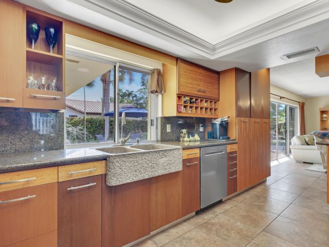 Продажа дома по адресу 1440 SW 20th Street - фото 6830226