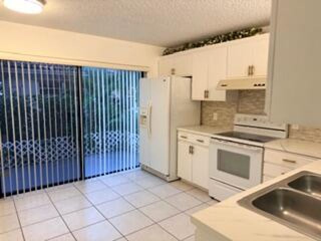 Дом в аренду по адресу 7473 Champagne Place - фото 6830166