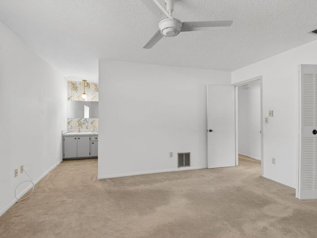 Продажа дома по адресу 1601 NW 5th Street - фото 6832458