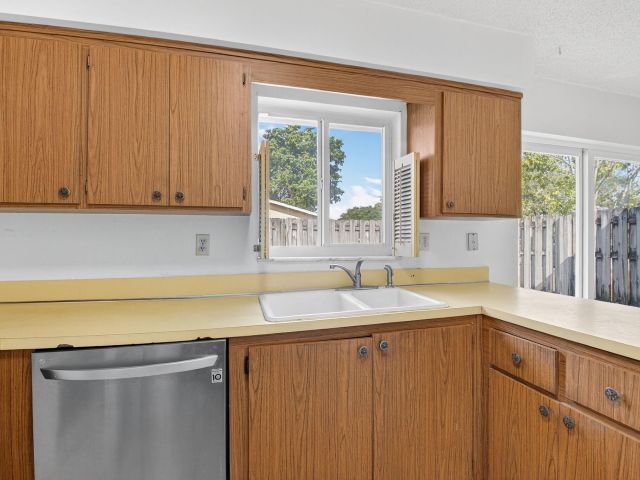 Продажа дома по адресу 1601 NW 5th Street - фото 6832463