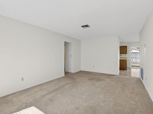 Продажа дома по адресу 1601 NW 5th Street - фото 6832470