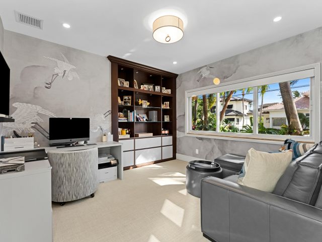 Продажа дома по адресу 941 Iris Drive - фото 6871273