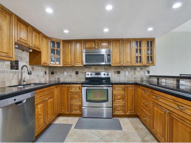 Продажа дома по адресу 1951 Atlantic Shores Blvd 8 - фото 7447950