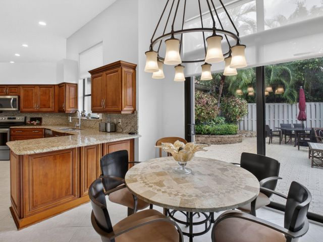 Продажа дома по адресу 2462 NW 63rd Street - фото 6850224