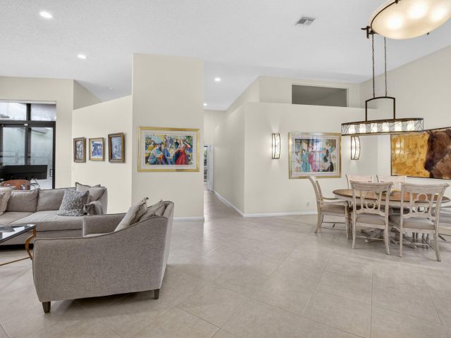 Продажа дома по адресу 2462 NW 63rd Street - фото 6850230