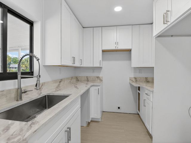 Продажа дома по адресу 122 SW 9th Avenue - фото 6829582