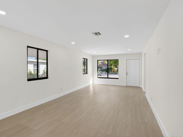 Продажа дома по адресу 122 SW 9th Avenue - фото 6829586