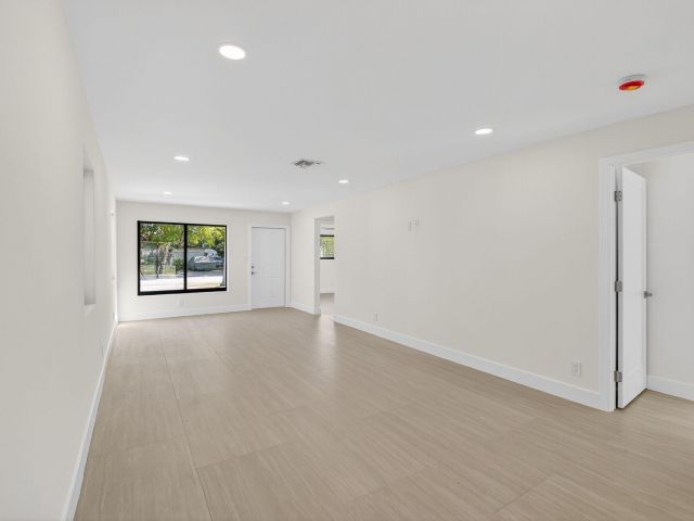 Продажа дома по адресу 122 SW 9th Avenue - фото 6829587