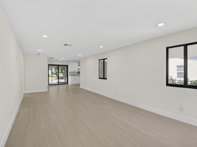 Продажа дома по адресу 122 SW 9th Avenue - фото 6829589