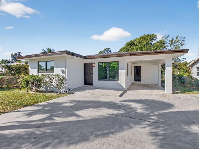 Продажа дома по адресу 122 SW 9th Avenue - фото 6829596