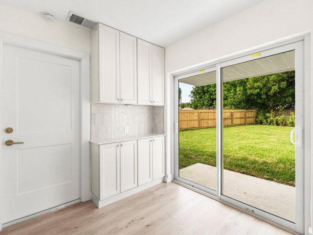 Продажа дома по адресу 2433 Palm Road - фото 6833137